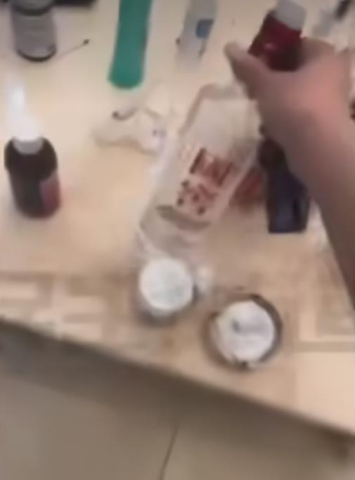 DƬ